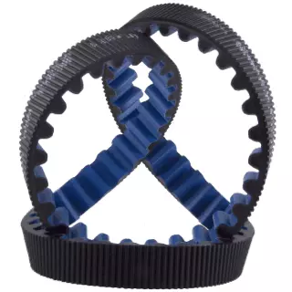 Schwarzer Polychain-Zahnriemen mit abgerundeten Zähnen mit blauer Zahnseite, der eine Schleifenform bildet.