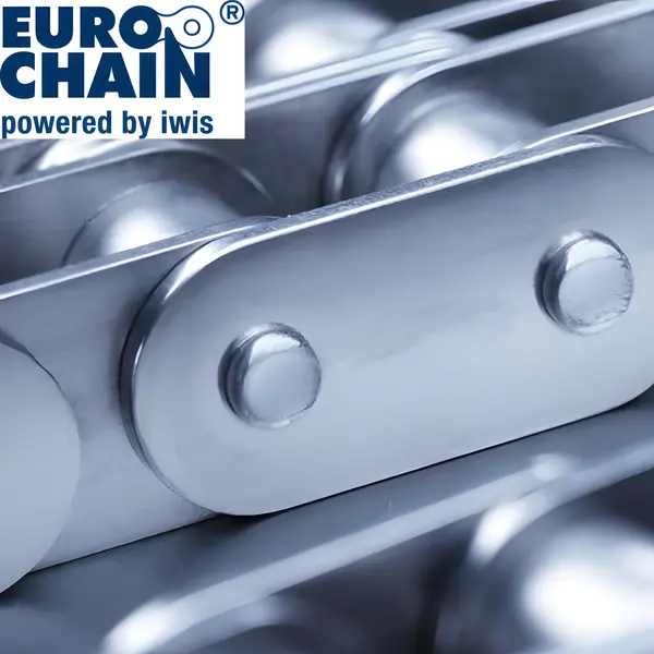 Nahaufnahme einer Metall-Förderkette mit sichtbaren Kettengliedern und Rollen, oben links ein Eurochain-Logo.