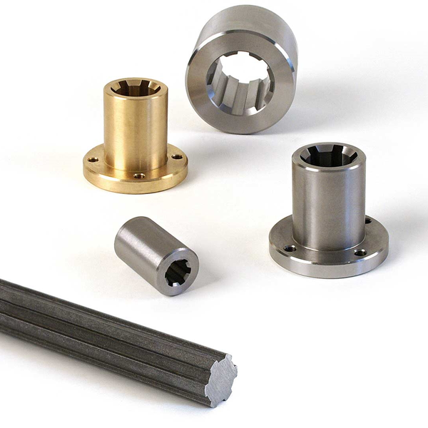 Keilwelle aus Metall, umgeben von Keilnaben mit und ohne Flansch in verschiedenen Materialien.