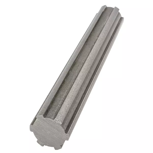 Metallische Keilwelle mit gleichmäßigen, länglichen Einkerbungen auf der Oberfläche für die Verbindung mit Keilnaben.