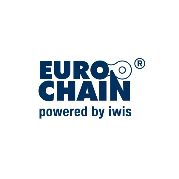 Text "EURO CHAIN powered by iwis" in dunkelblauer Schrift mit stilisiertem Kettenglied-Design.