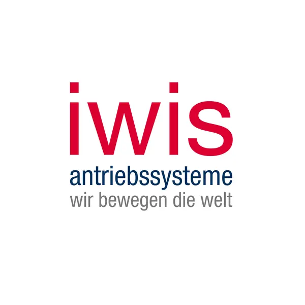 iwis antriebssysteme Logo mit dem Slogan "wir bewegen die Welt" in roten und blauen Buchstaben auf weißem Hintergrund.
