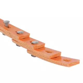 Segment eines orangefarbenen Gliederkeilriemens mit mehreren verbundenen Gliedern und hervorstehenden T-Kopf-Splinten.