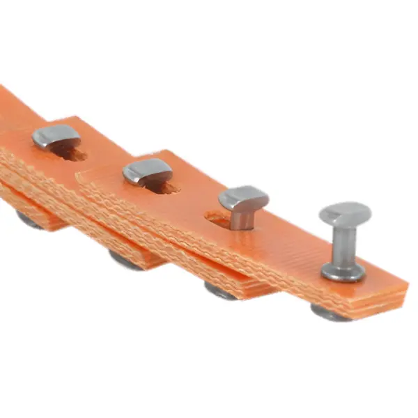 Orangener Gliederkeilriemen mit mehreren Bolzen zur Verbindung der einzelnen Glieder.