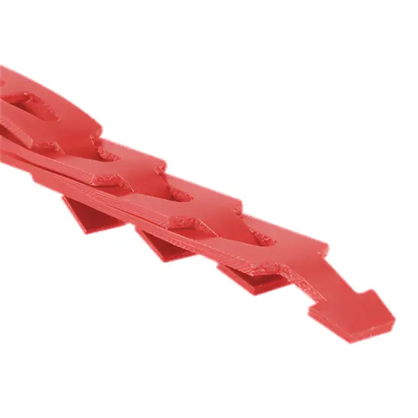 Roter Gliederkeilriemen mit ineinandergreifenden, schrägen Gliedern.