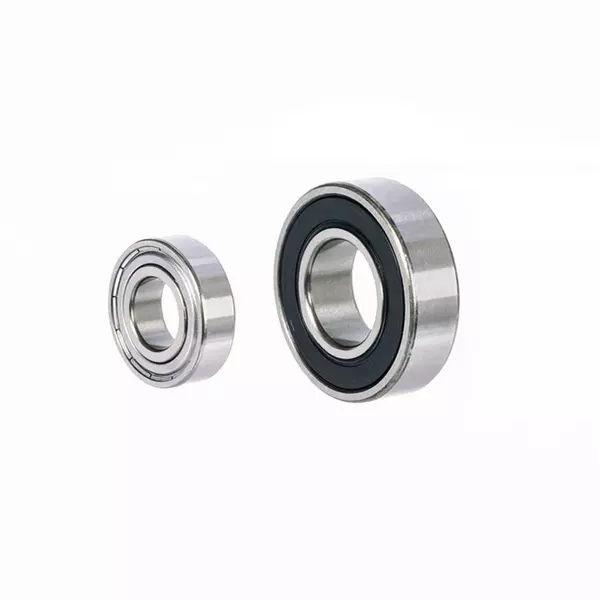 Zwei unterschiedlich große Kugellager aus Metall, das kleinere Lager links hat eine Metalldichtung, während das größere rechts eine schwarze Kunststoffdichtung besitzt.
