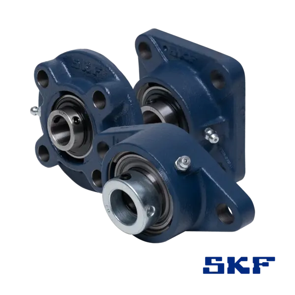 Drei blaue SKF Stehlager-Gehäuseeinheiten mit integriertem Kugellager und Schmiernippel, in verschiedenen Flanschbauformen, nebeneinander stehend. Sichtbar ist das SKF-Logo unten rechts.