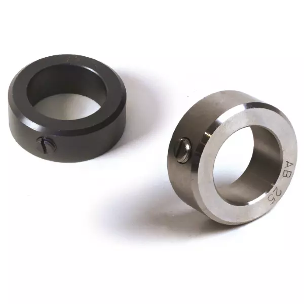 Zwei Metallringe, einer silbern und einer schwarz, jeweils mit einer Schraube zur Fixierung mit der Welle.