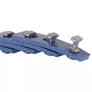 Blauer Gliederkeilriemen mit sichtbaren einzelnen Gliedern und T-Kopf-Splinten zur Verbindung. Die Struktur zeigt mehrere Schichten verstärkter Materialien.