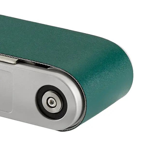 Grünes Transportband um eine metallische, runde Rolle gespannt.