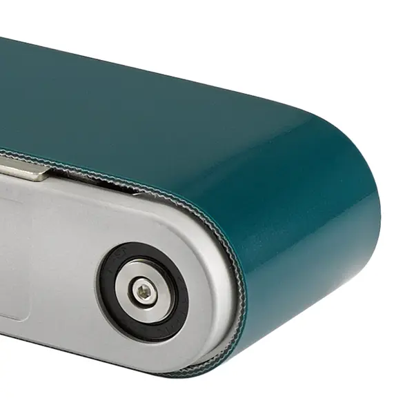 Grünes Transportband umgelenkt um eine Rolle.