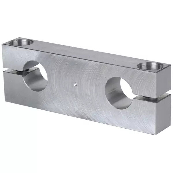 Metalltraverse mit zwei großen runden Aufnahmebohrungen und zwei kleineren Befestigungsbohrungen, gefertigt aus Aluminium mit sichtbarer Bearbeitungsstruktur.