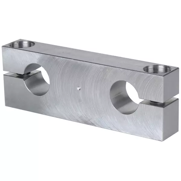 Metalltraverse mit zwei großen runden Aufnahmebohrungen und zwei kleineren Befestigungsbohrungen, gefertigt aus Aluminium mit sichtbarer Bearbeitungsstruktur.