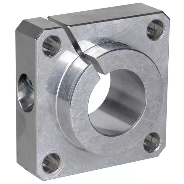 Aluminiumblock mit zentraler Bohrung und vier Bohrungen an den Ecken, einer Schlitzöffnung an der Oberseite.
