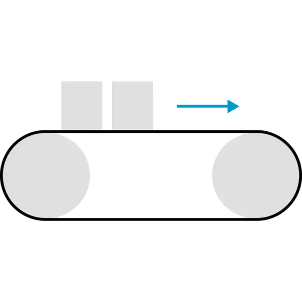 Ein schematisches Diagramm eines Förderbands mit zwei grauen Blöcken darauf, das von links nach rechts transportiert wird, dargestellt durch einen blauen Pfeil.