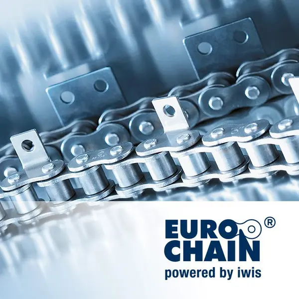 Nahaufnahme einer Rollenkette mit Laschen und ein Schriftzug "EUROCHAIN powered by iwis" im unteren Bereich des Bildes.