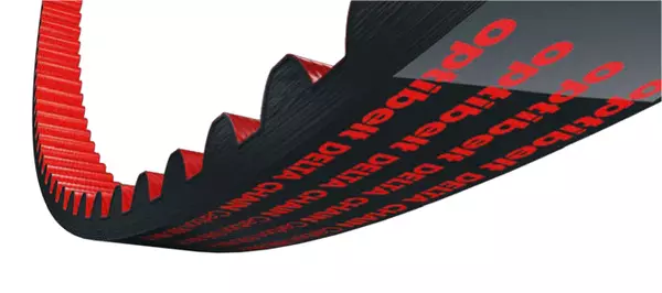 Ein schwarzer Zahnriemenanschnitt mit roter Innenverzahnung und roten Schriftzügen „Optibelt DELTA CHAIN".