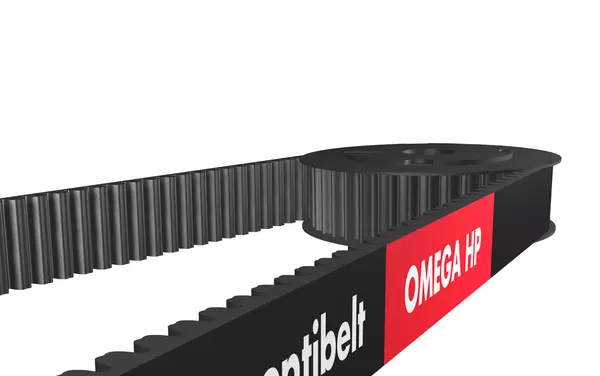 Schwarzer Hochleistungszahnriemen mit "OMEGA HP"-Logo in Rot und darauf abgestimmter Riemenscheibe.