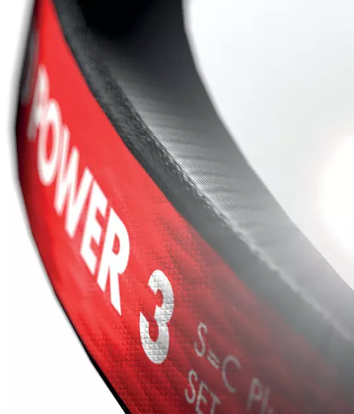 Keilriemenanschnitt mit der Aufschrift „POWER 3“ in weiß und rotem Hintergrund und seitlicher Detailansicht der Textur.