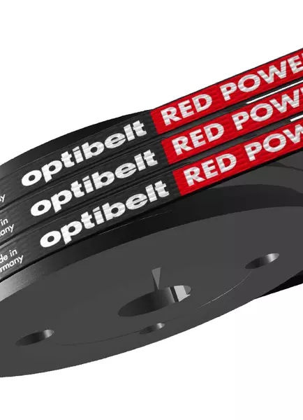 Drei schwarze Keilriemenanschnitte mit der Aufschrift "optibelt RED POWER" auf einer grauen Keilriemenscheibe laufend.