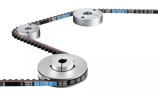 Keilriemen, der über mehrere Keilriemenscheiben läuft; der Riemen ist mit „Optibelt SUPER XE-POWER PRO M=S“ beschriftet.