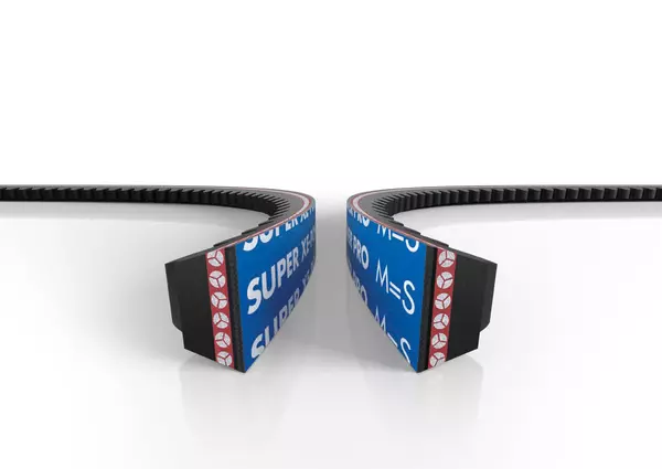 Zwei gekrümmte, parallel verlaufende Keilriemen mit blauer Aufschrift "SUPER XE-POWER M=S", die quer zur Betrachtungsebene stehen und sich von vorn nach hinten erstrecken.