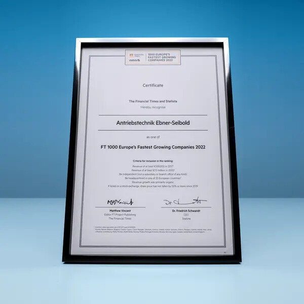 Gerahmte Urkunde mit der Aufschrift "FT 1000 Europe's Fastest Growing Companies 2022" und dem Namen "Antriebstechnik Ebner-Seibold" auf blauem Hintergrund.