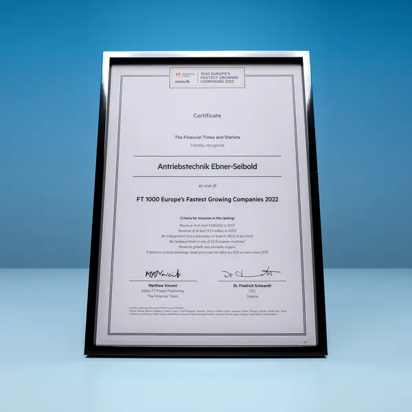 Gerahmte Urkunde mit der Aufschrift "FT 1000 Europe's Fastest Growing Companies 2022" und dem Namen "Antriebstechnik Ebner-Seibold" auf blauem Hintergrund.