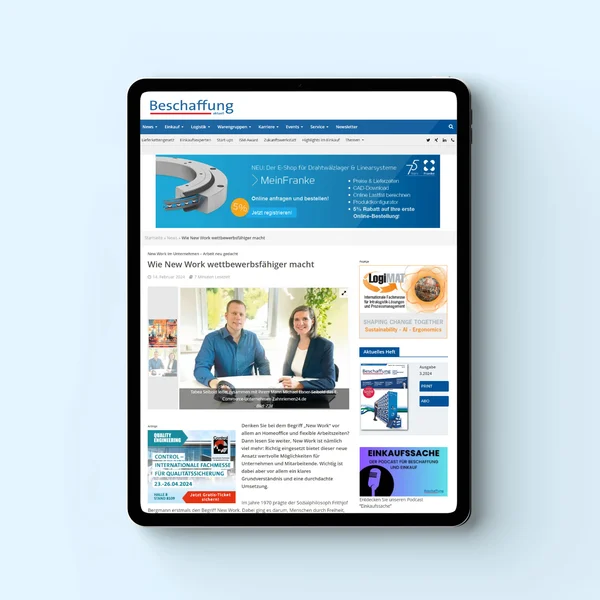 Tablet mit geöffneter Webseite, die einen Artikel über New Work zeigt, daneben ein Mann und eine Frau sitzend und diverse Werbeanzeigen.