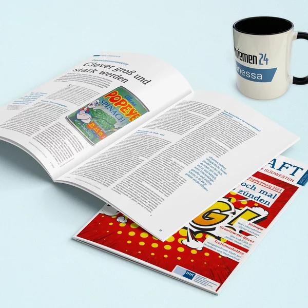 Aufgeschlagenes Magazin mit Artikel über "Clever groß und stark werden", daneben eine Tasse mit Z24-Logo.