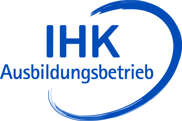 IHK-Logo mit dem Text "Ausbildungsbetrieb" in blauer Schrift auf weißem Hintergrund.