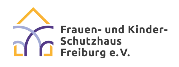 Logo des Frauen- und Kinderschutzhauses Freiburg e.V.: Links eine stilisierte Hausform mit geschwungenen Linien in Lila und Gelb, rechts daneben der Schriftzug ‚Frauen- und Kinderschutzhaus Freiburg e.V.‘ in dunkelgrauer Schrift.