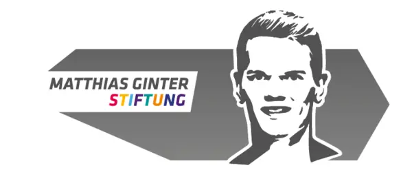 Schwarz-weißes Porträt eines Mannes mit dem Schriftzug "Matthias Ginter Stiftung" daneben, teils in Regenbogenfarben gestaltet.