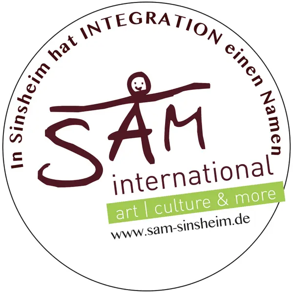 Logo von SAM international mit einem stilisierten Strichmännchen über dem Buchstaben "A", umgeben von den Worten "In Sinsheim hat INTEGRATION einen Namen" und unten einem grünen Balken mit "art | culture & more".