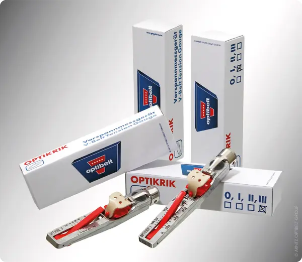Verschiedene Varianten des Vorspannungsmessgeräts Optibelt Optikrik. Vier Verpackungen und zwei ausgepackte Messgeräte sind zu sehen.