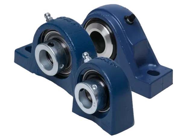 Produktabbildung dreier blauer Stehlagereinheiten mit kurzem Fuß – zeigt die massive Gehäusebauform mit integrierten Wälzlagern, Schmiernippeln und stabiler Standfläche für die sichere Wellenlagerung.