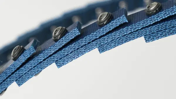 Detailaufnahme mehrerer blauer Keilriemen mit mechanischen Verbindern, die die Enden der Riemen zusammenhalten.