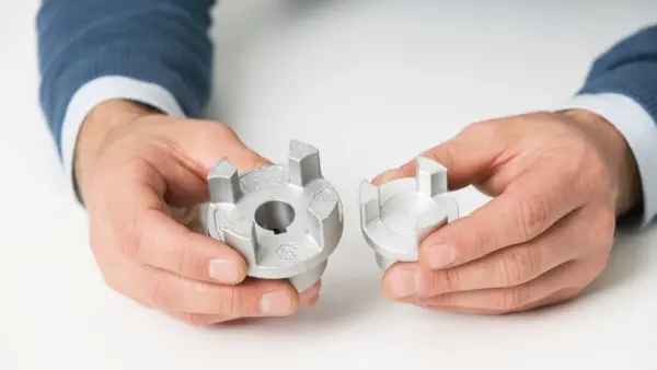 Zwei Aluminiumkupplungsnaben werden von einer Person in den Händen gehalten.