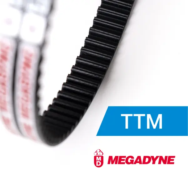 Nahaufnahme eines schwarzen Zahnriemens mit trapezförmigem Profil. Rechts daneben blauer Kasten mit der Bezeichnung TTM. Darunter das rote Megadyne-Logo mit Schriftzug.